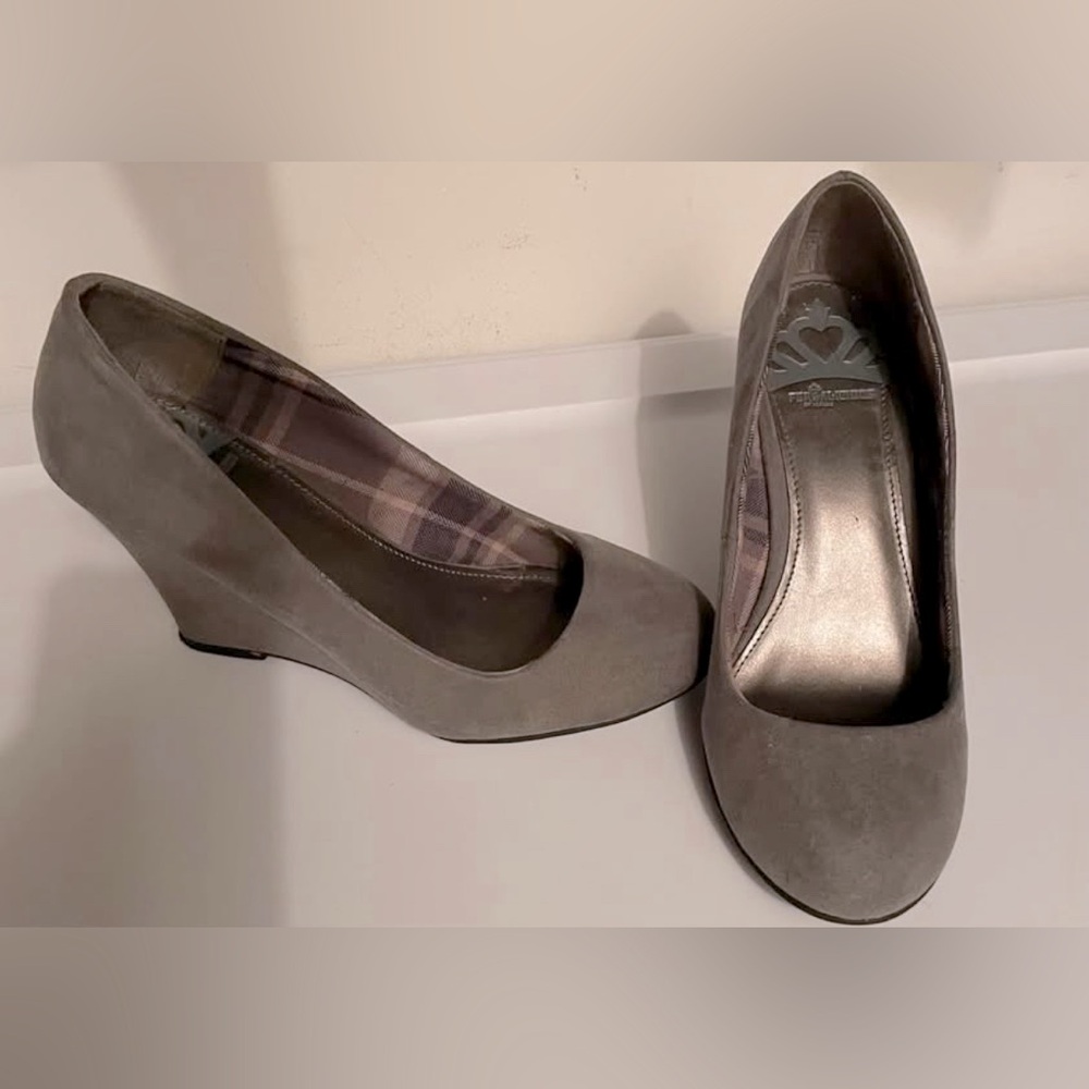 Grey 3 1/2 in wedge heels.